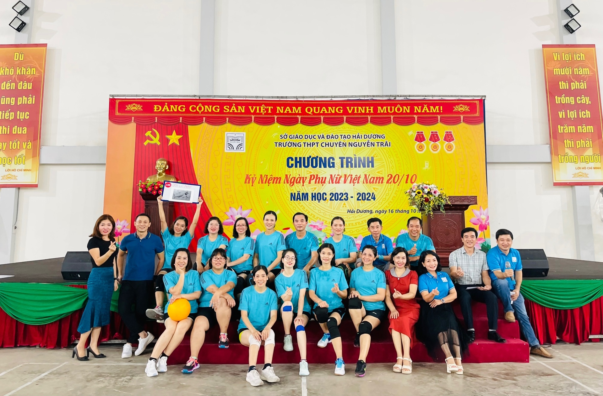 Sôi nổi giải bóng chuyền hơi chào mừng ngày 20/10